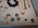 Diverse Bijouterier, mynt, pins m.m.