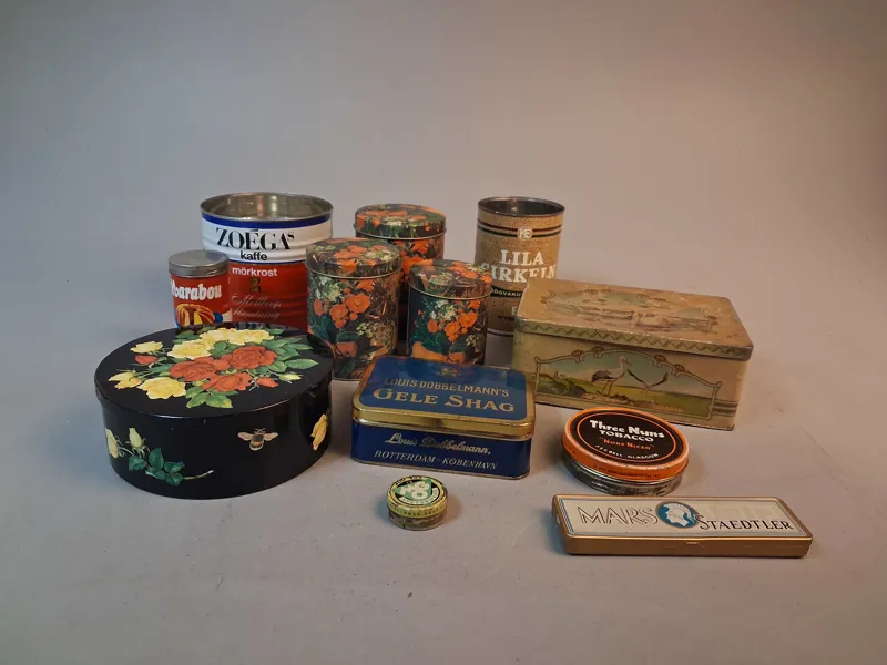 Diverse plåtburkar.