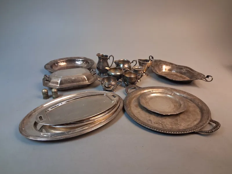 Diverse. Mestadels nysilver.