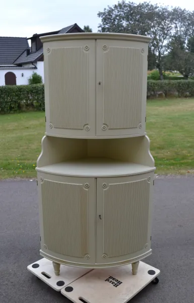 Hörnskåp. Gustaviansk stil, "Axet", 1900-talet.
