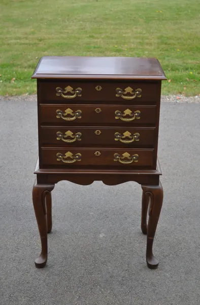 Bestickskåp. Rokokostil, mahogny, 1900-talet.
