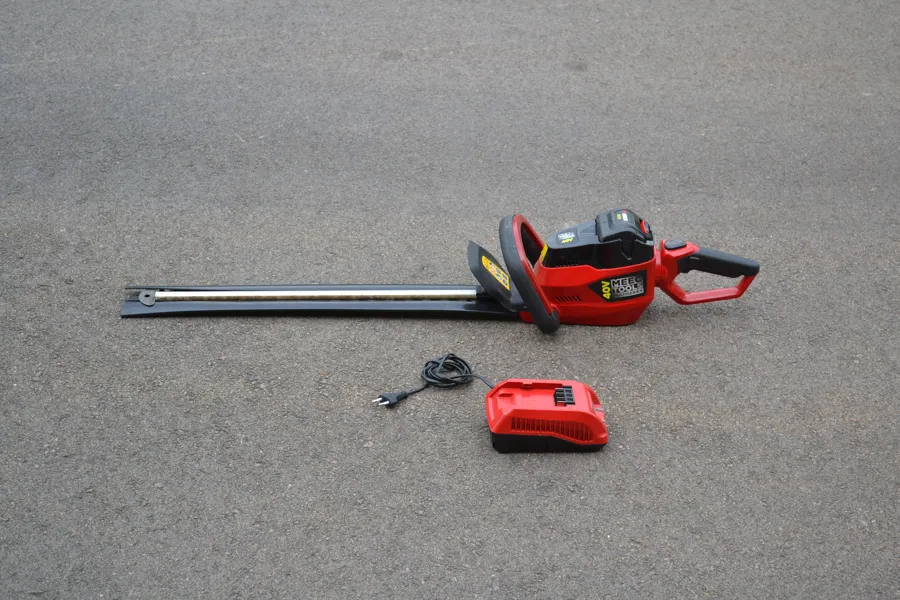 Batteridriven häcksax. Meec Tools.