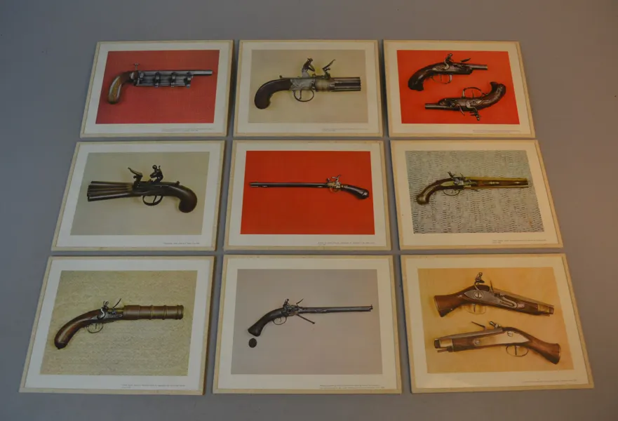 9 Tryck av antika pistoler.