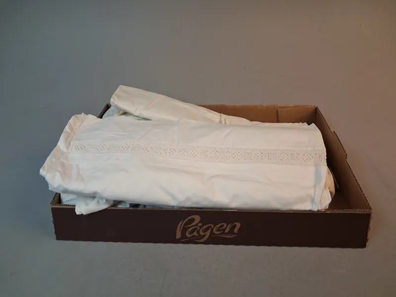 Diverse textil. Mestadels lakan & örngott.