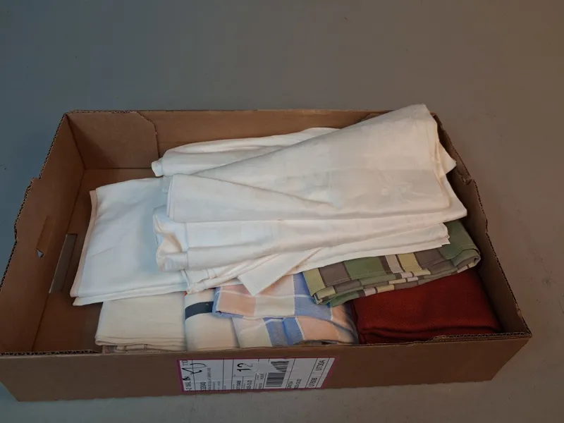 Diverse textil. Bl.a dukar.