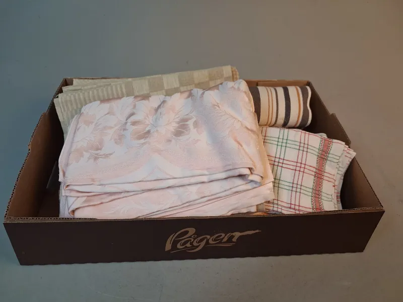 Diverse textil. Bl.a dukar.