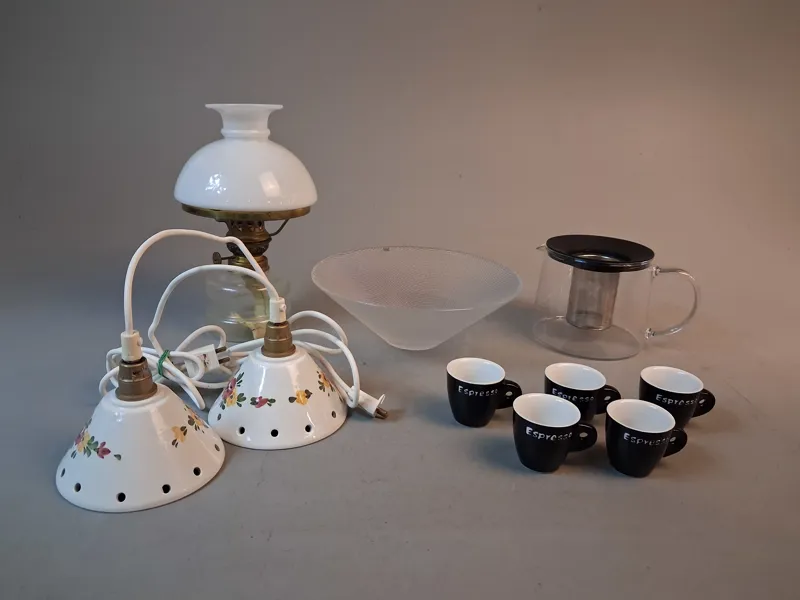 Diverse. Bl.a fotogenlampa utan brännarerör, Orrefors skål m.m.