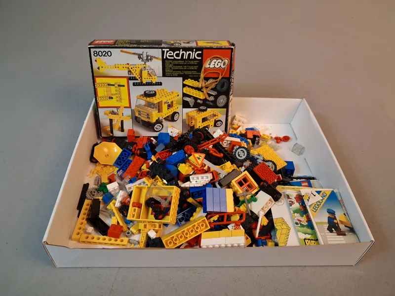 Diverse Lego, tomlåda technic 8020 & beskrivningar.
