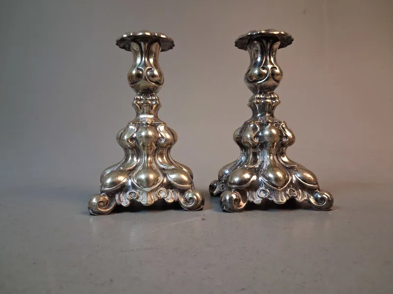 Ljusstakar. Ett par, Rokoko-stil, Nysilver.