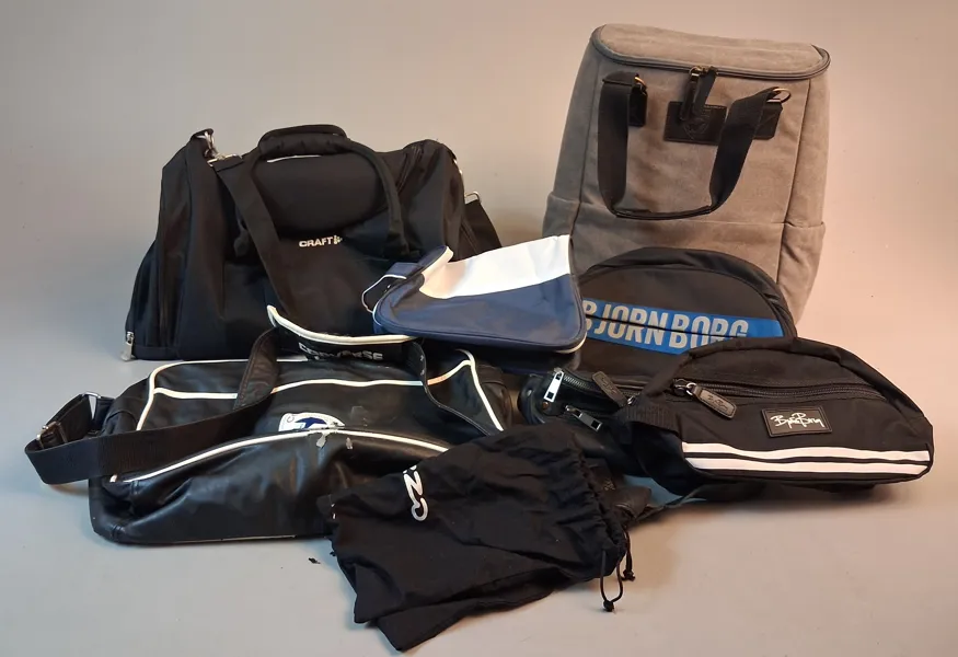 Diverse väskor. Bl.a Kylväska Orrefors, Björn Borg, Rizzo, Converse m.m.