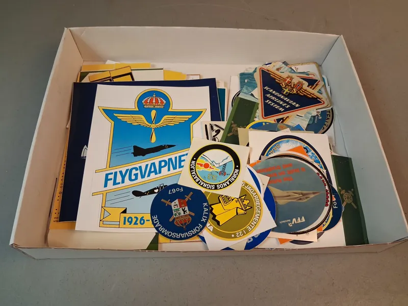 Diverse klistermärken. Bl.a Flygvapnet.