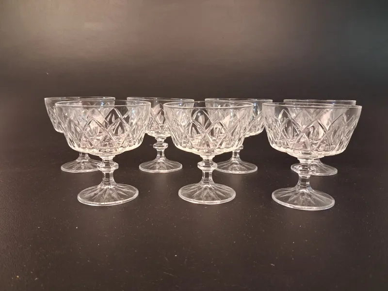 7 glas på fot. Dessertglas/Champagneglas.