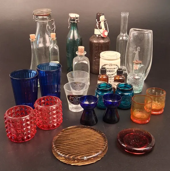 Diverse glasföremål.