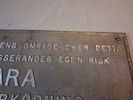 Skylt. Beträdes Järnvägens Område sker detta helt på den passerandes egen risk.