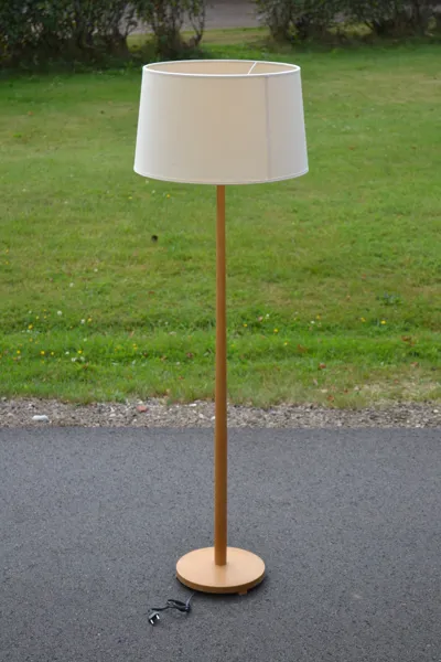 Golvlampa. Teak, 1900-talet.