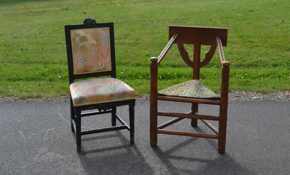 2 Stolar. Jugendstol med klädsel "Anakreon" av Josef Frank & munkstol.