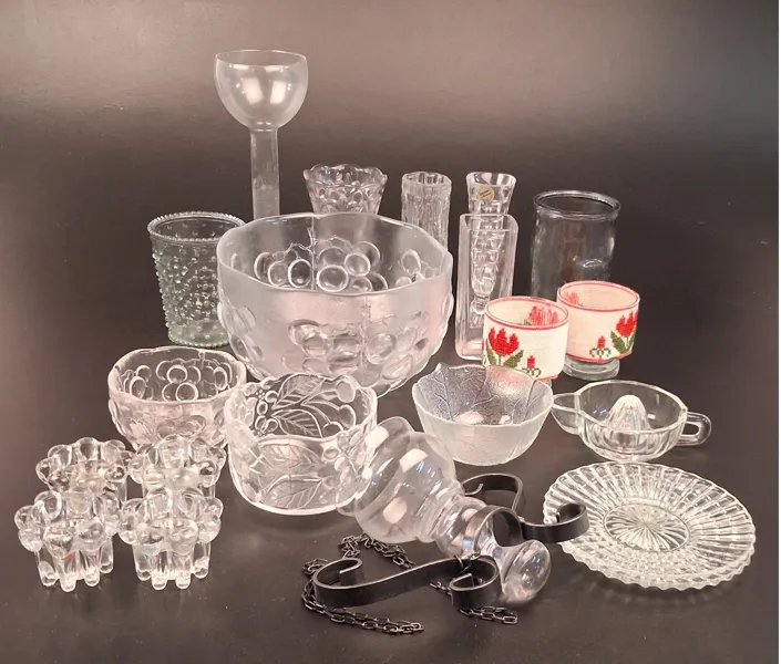 Diverse glasföremål.