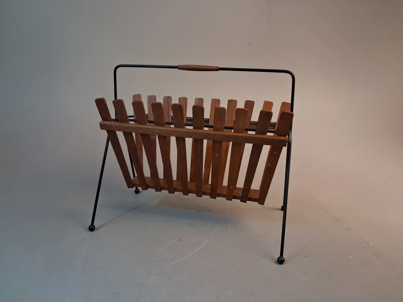 Tidningsställ. Teak & metall, 1950-talet, Troligtvis Dansk design.
