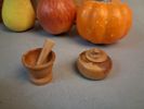 Diverse träföremål, Miniatyr rum & plastfrukter.
