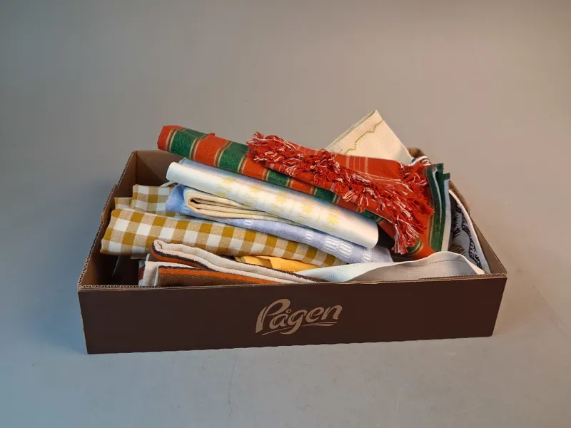 Diverse textil. Bl.a dukar.