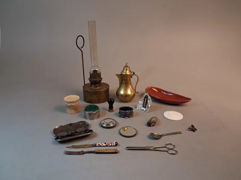 Diverse. Bl.a fotogenlampa, Bo Fajans, äldre glasögon m.m.