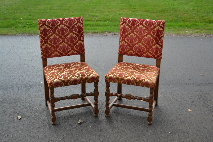 2 Stolar. Barockstil, 1900-talet.