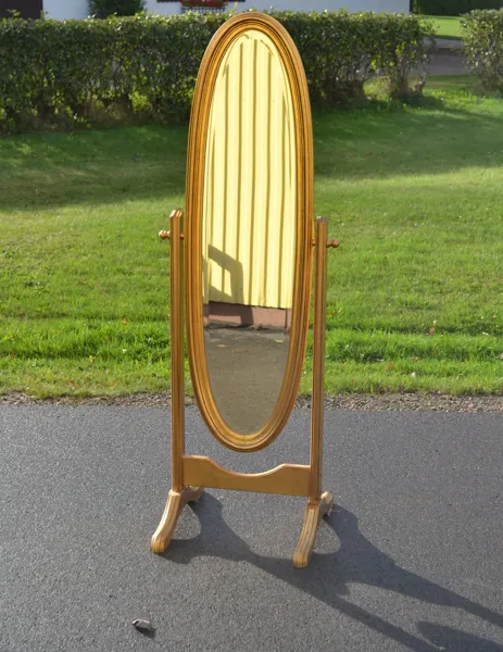Golvspegel med ställning. Fasettslipat glas, guldfärg, 1900-talets andra hälft.