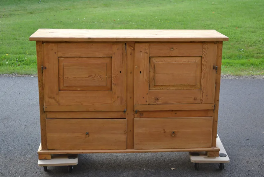 Äldre skåp/disk/sideboard. Furu, allmoge, 1800-talet.