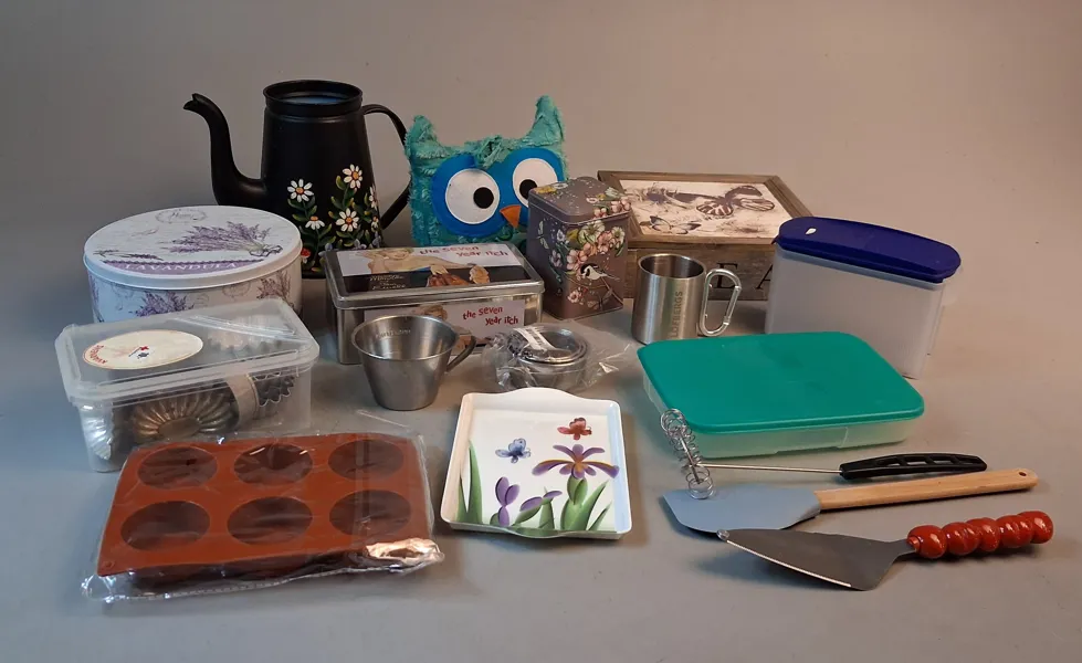 Diverse. Bl.a plåtburkar, tupperware m.m.