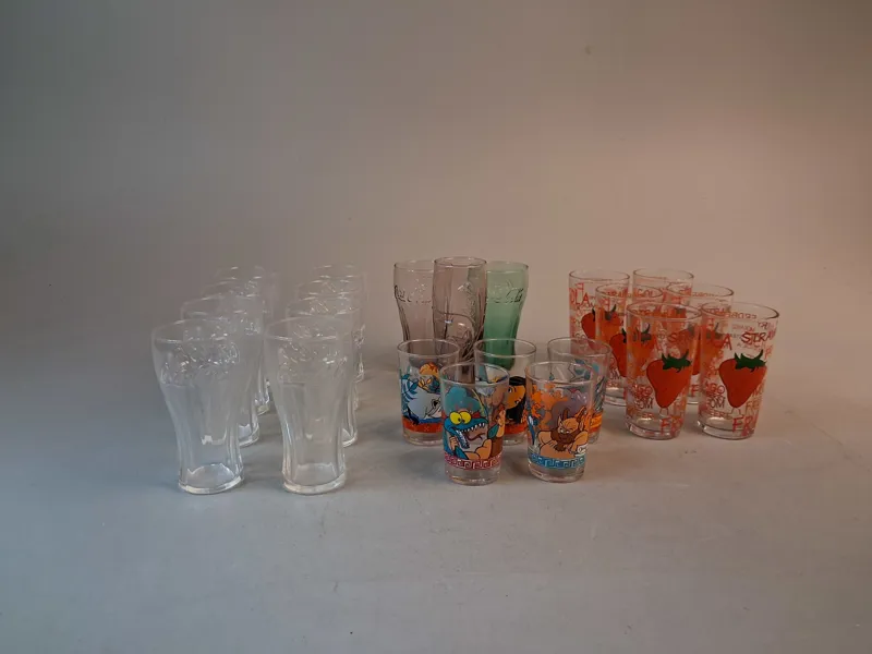 Diverse glas. Bl.a Coca Cola. Pocahontas m.m.