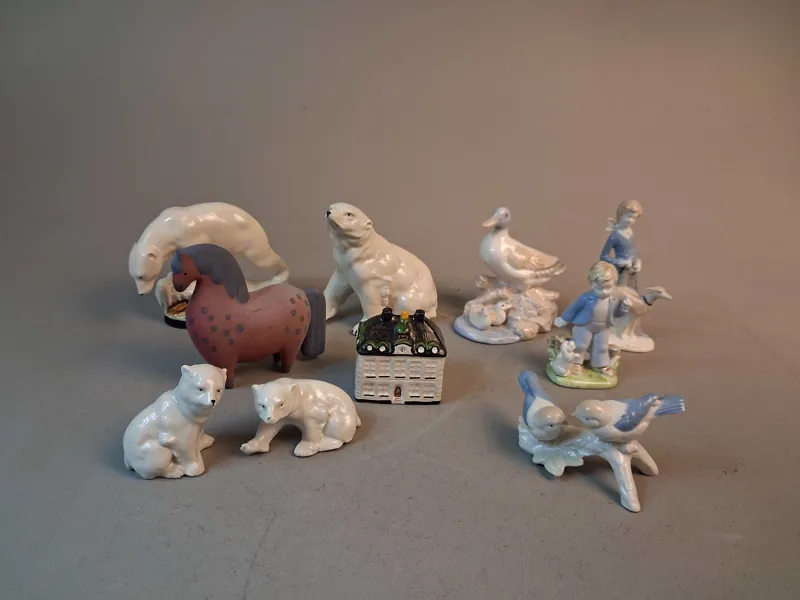 Diverse figuriner. Bl.a Miniatyr av Laholms rådhus, Ahla.