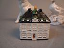 Diverse figuriner. Bl.a Miniatyr av Laholms rådhus, Ahla.