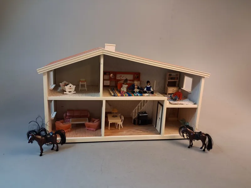 Dockhus Lundby med diverse tillbehör.