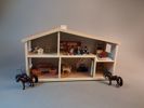 Dockhus Lundby med diverse tillbehör.