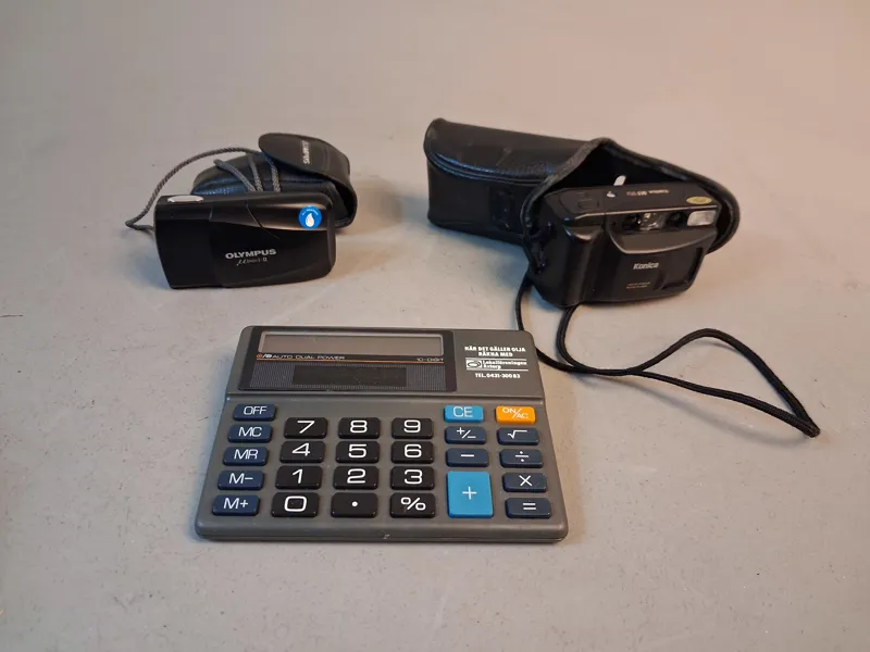 2 Kameror, Konica & Olympus, samt miniräknare.