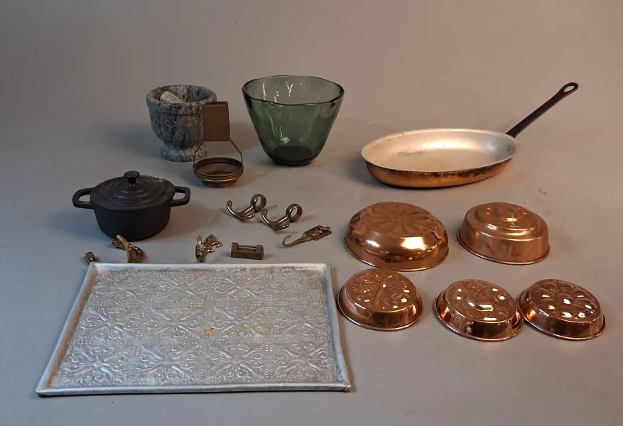 Diverse. Bl.a mortel, liten gjutjärnsgryta, koppar m.m.