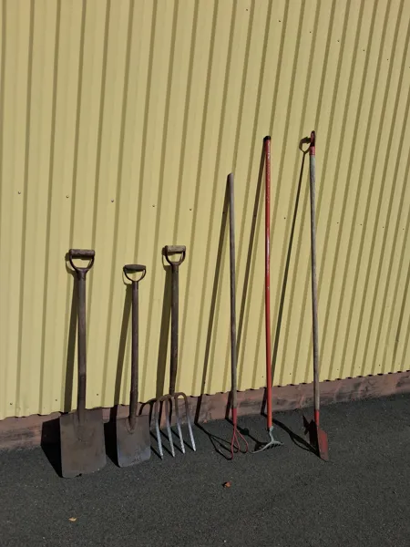 6 stycken trädgårdsredskap.