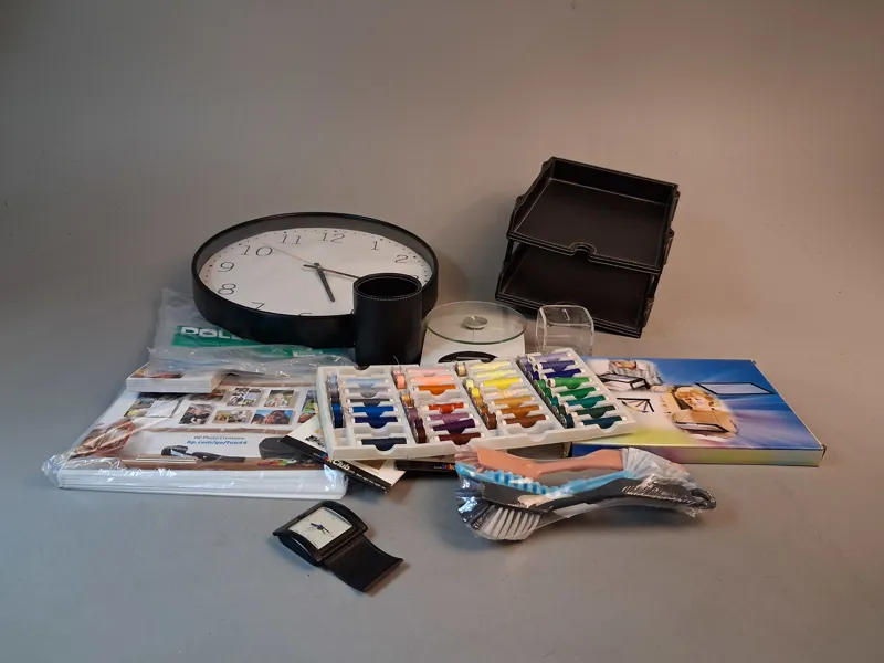 Diverse. Bl.a kontorstillbehör, förstoringsfönster, fotopapper m.m.