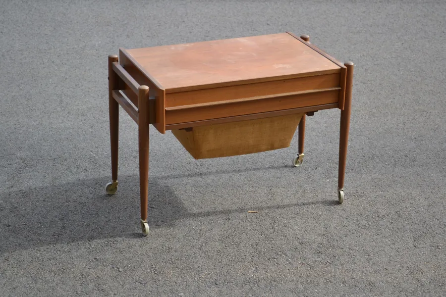 Sybord med korg & innehåll. Teak, Danmark, 1960-talet.