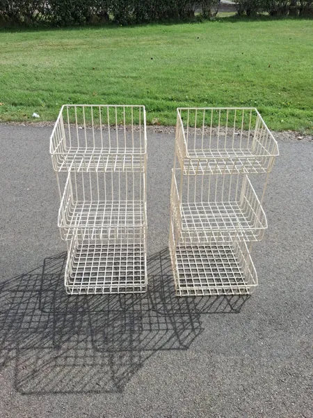 2 Förvaringshyllor.