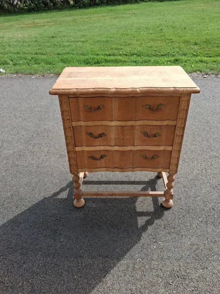 Byrå. Tudor-stil, 3 lådor, 1900-talet.