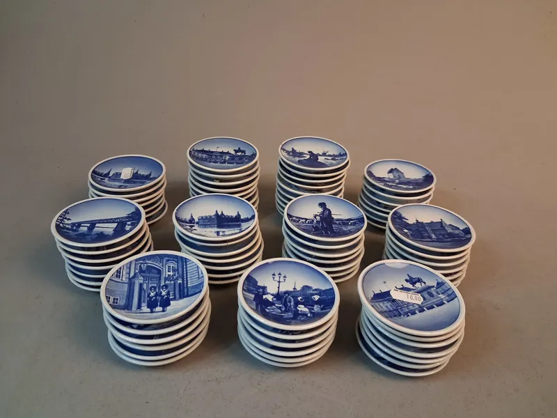 Små samlartallrikar, Royal Copenhagen. Fajance, 80st.