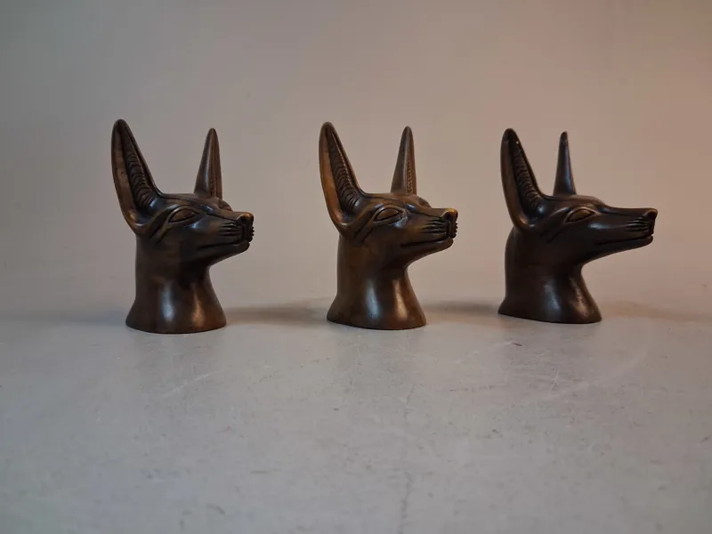 3 Figuriner. Egyptiska motiv, konstmassa, brevpress.