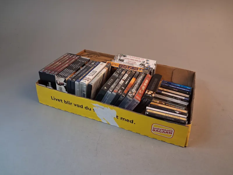 Diverse DVD Filmer m.m. Bl.a förintelsen, några har märkning Svenskt militärhistoriskt bibliotek.
