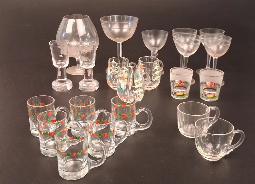 Diverse glas. Bl.a 2 snapsglas Rustika, Göran Wärff, 3 glöggmuggar tomte.