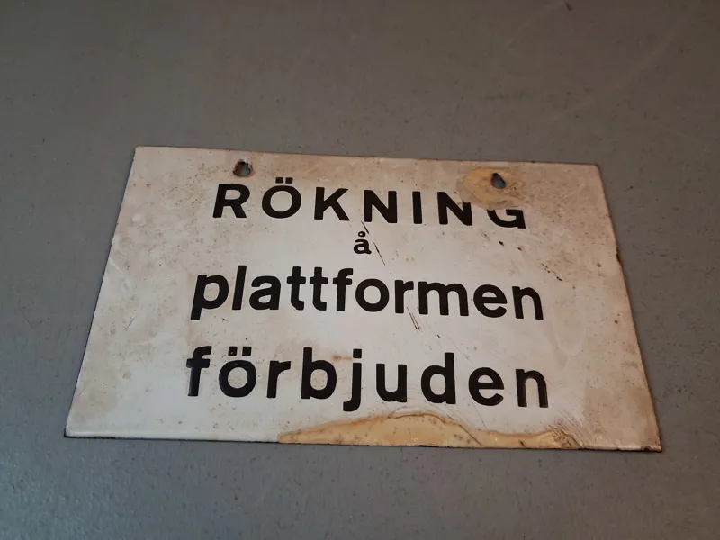 Emaljskylt. Rökning på plattformen förbjuden