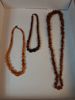 3 Halsband. Möjligtvis bärnsten.
