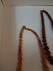 3 Halsband. Möjligtvis bärnsten.