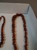 3 Halsband. Möjligtvis bärnsten.