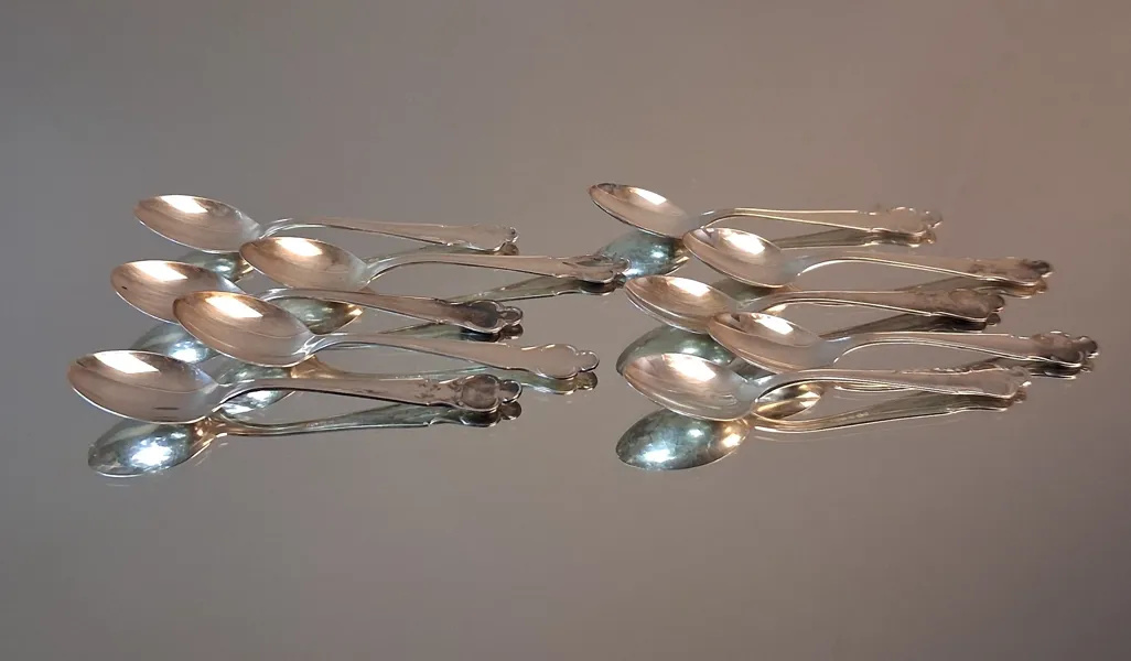LINUS HOLST. 10 Moccaskedar, "Disa", silver, 97,5gram, KG Markströms Guldsmed AB.